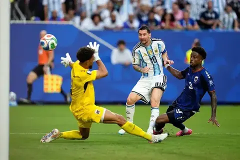 "شعبك يجب أن يفخر بك".. رسالة ميسي لـ فوزينها بعد موقعة كأس العالم
